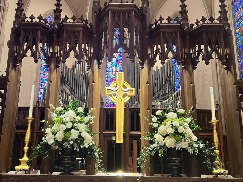WeddingFlowers-classic-highaltar-urnwhitegreenclassic.jpeg
