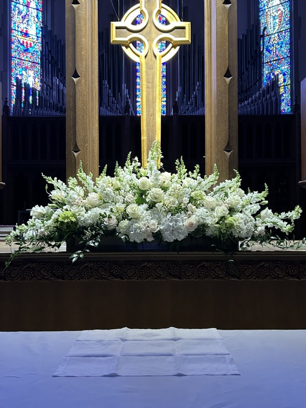 WeddingFlowers-classic-highaltar-whiteandcreamlooseradial.jpg