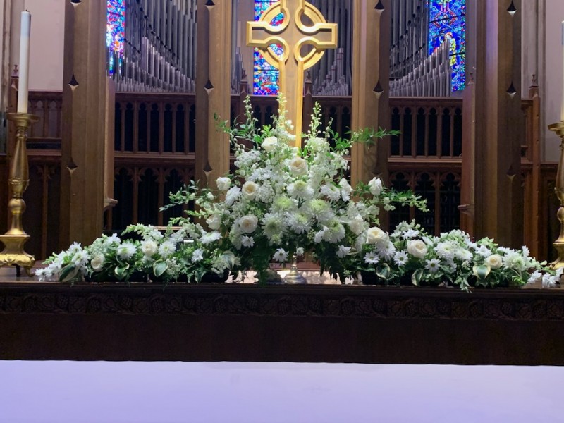 WeddingFlowers-addon-allwhiteupscaledboxesandurn.JPG