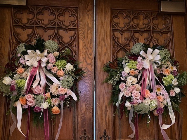 WeddingFlowers-addon-PairfullfloralwreathsonclosedNavedoors.JPG