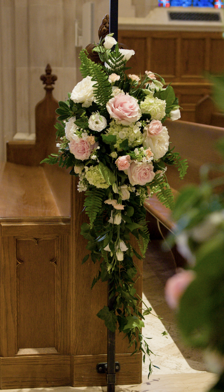 WeddingFlowers-addon-pinkandwhitefullfloralpewspray.png