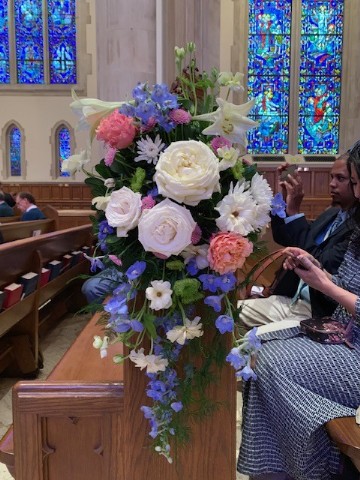 WeddingFlowers-addon-teardropshapedpewspray.jpg