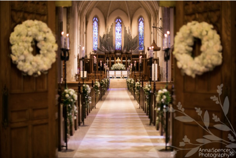 WeddingFlowers-addon-Weddingaislephotoswithwreathsandpewsprays.jpg